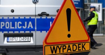 Zderzenie pięciu pojazdów; podróżowało nimi 18 osób, jedna zginęła