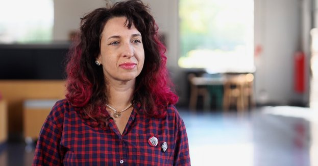 Pisarze Sylwia Chutnik i Wojciech Chmielarz podkreślają, że  pieniądze to coś znacznie więcej niż tylko liczby na koncie.  Finansowa niezależność to fundament, bez którego trudno żyć na własnych zasadach.   Daje ona bowiem wolność wyboru, odwagę w działaniu i możliwość rozwoju.  Pisarze nie mają więc wątpliwości – losy bohaterów „Lalki” Bolesława Prusa inaczej by się potoczyły, gdyby byli oni bardziej niezależni finansowo. Stąd pomysł na serię opowiadań „Nie-Lalka”, w których przedstawiają alternatywne wizje ich życia.